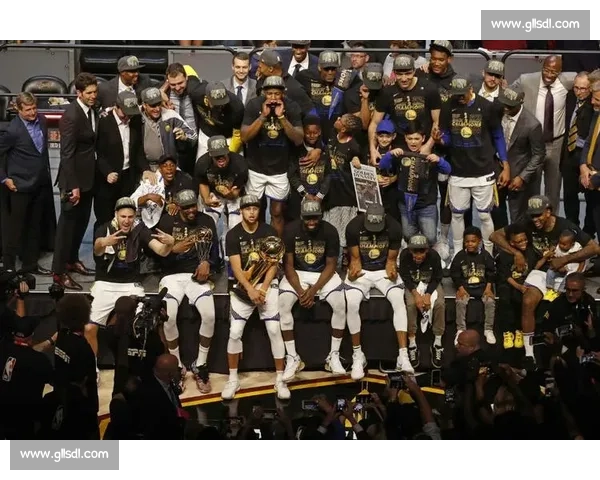 2015年NBA总决赛回顾：勇士与骑士巅峰对决背后的战术与荣耀